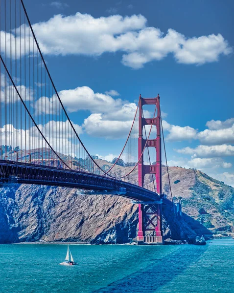 SAN FRANCISCO, CALIFORNIA - 25 Nisan 2022 Golden Gate Köprüsü, San Francisco Körfezi ve Pasifik Okyanusu 'nu birbirine bağlayan 1,5 km genişliğindeki boğazdır..