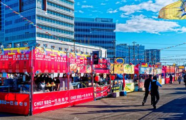 RICHMOND, BRITISH COLUMBIA - 30 Nisan 2022: 2000 'den beri, Richmond Gece Pazarı Kuzey Amerika' nın en büyük Gece Pazarı haline gelmiştir ve yılda 1 milyondan fazla ziyaretçi çekmektedir..