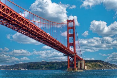 SAN FRANCISCO, CALIFORNIA - 25 Nisan 2022 Golden Gate Köprüsü, San Francisco Körfezi ve Pasifik Okyanusu 'nu birbirine bağlayan 1,5 km genişliğindeki boğazdır..