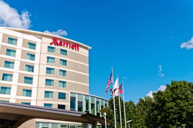 ATLANTA, GEORGIA - 14 Temmuz 2022: Seyahat Endüstrisi, Covid-19 salgını yüzünden neredeyse tamamen zarar görmüştü ama 2022 'de güçlü bir şekilde geri dönüyor. Özellikle otel endüstrisi gelişiyor..