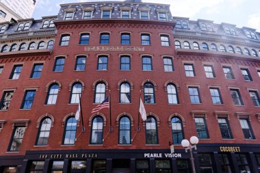 BOSTON, MASSACHUSETTS - 29 Ağustos 2022: Sears Crescent, Boston 'da Cornhill boyunca bulunan tarihi bir binadır. 1816 'da bir dizi ticari ev olarak inşa edildi..