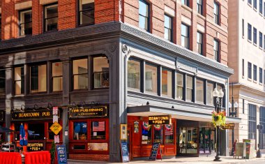 BOSTON, MASSACHUSETTS - 29 Ağustos 2022: Boston, ABD 'nin en eski şehirlerinden biridir ve tarihte zengindir. Bu da barlara, restoranlara ve tarihi mekanlara büyük bir turizm sektörü getiriyor..