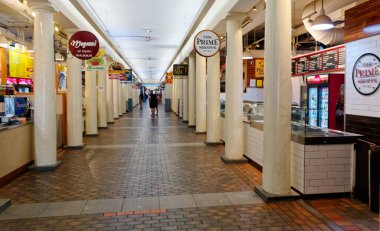 BOSTON, MASSACHUSETTS - 29 Ağustos 2022: Boston, ABD 'nin en eski şehirlerinden biridir ve tarihte zengindir. Bu da barlara, restoranlara ve tarihi mekanlara büyük bir turizm sektörü getiriyor..