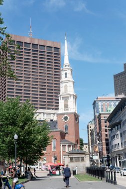 BOSTON, MASSACHUSETTS - 29 Ağustos 2022: Boston, ABD 'nin en eski şehirlerinden biridir ve tarihte zengindir. Bu da barlara, restoranlara ve tarihi mekanlara büyük bir turizm sektörü getiriyor..