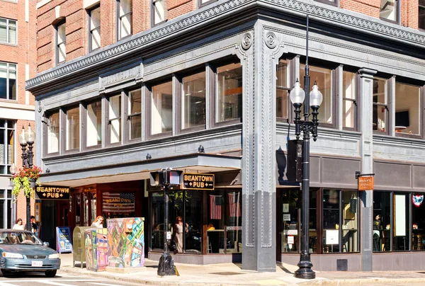 BOSTON, MASSACHUSETTS - 29 Ağustos 2022: Boston, ABD 'nin en eski şehirlerinden biridir ve tarihte zengindir. Bu da barlara, restoranlara ve tarihi mekanlara büyük bir turizm sektörü getiriyor..