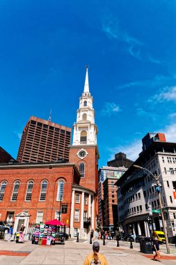 BOSTON, MASSACHUSETTS - 29 Ağustos 2022: Boston, ABD 'nin en eski şehirlerinden biridir ve tarihte zengindir. Bu da barlara, restoranlara ve tarihi mekanlara büyük bir turizm sektörü getiriyor..