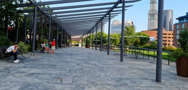 BOSTON, MASSACHUSETTS - 29 Ağustos 2022: Boston, ABD 'nin en eski şehirlerinden biridir ve tarihte zengindir. Bu da barlara, restoranlara ve tarihi mekanlara büyük bir turizm sektörü getiriyor..