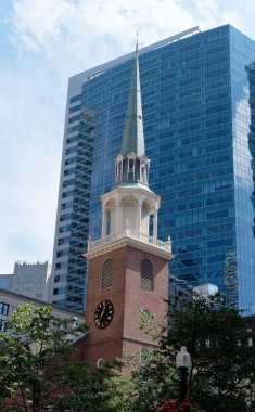 BOSTON, MASSACHUSETTS - 29 Ağustos 2022: Boston, ABD 'nin en eski şehirlerinden biridir ve tarihte zengindir. Bu da barlara, restoranlara ve tarihi mekanlara büyük bir turizm sektörü getiriyor..