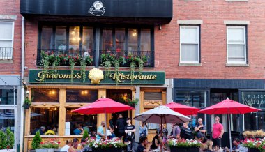 BOSTON, MASSACHUSETTS - 29 Ağustos 2022: Boston, ABD 'nin en eski şehirlerinden biridir ve tarihte zengindir. Bu da barlara, restoranlara ve tarihi mekanlara büyük bir turizm sektörü getiriyor..