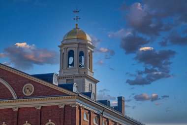 BOSTON, MASSACHUSETTS - 29 Ağustos 2022: Boston, ABD 'nin en eski şehirlerinden biridir ve tarihte zengindir. Bu da barlara, restoranlara ve tarihi mekanlara büyük bir turizm sektörü getiriyor..