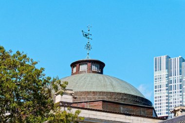 BOSTON, MASSACHUSETTS - 29 Ağustos 2022: Boston, ABD 'nin en eski şehirlerinden biridir ve tarihte zengindir. Bu da barlara, restoranlara ve tarihi mekanlara büyük bir turizm sektörü getiriyor..