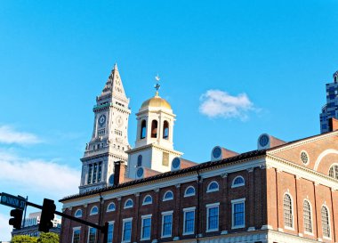 BOSTON, MASSACHUSETTS - 29 Ağustos 2022: Boston, ABD 'nin en eski şehirlerinden biridir ve tarihte zengindir. Bu da barlara, restoranlara ve tarihi mekanlara büyük bir turizm sektörü getiriyor..