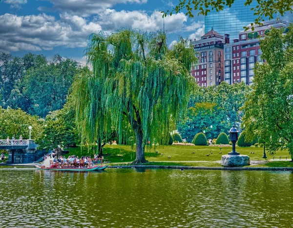 BOSTON, MASSACHUSETTS - 29 Ağustos 2022: Boston, ABD 'nin en eski şehirlerinden biridir ve tarihte zengindir. Bu da barlara, restoranlara ve tarihi mekanlara büyük bir turizm sektörü getiriyor..