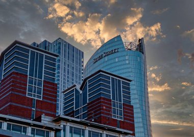 BOSTON, MASSACHUSETTS - 29 Ağustos 2022: Boston, ABD 'nin en eski şehirlerinden biridir ve tarihte zengindir. Bu da barlara, restoranlara ve tarihi mekanlara büyük bir turizm sektörü getiriyor..