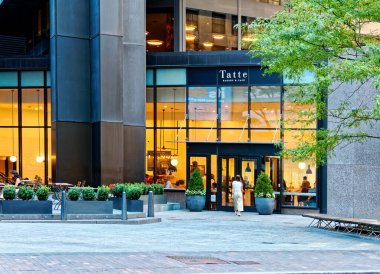 BOSTON, MASSACHUSETTS - 29 Ağustos 2022: Boston, ABD 'nin en eski şehirlerinden biridir ve tarihte zengindir. Bu da barlara, restoranlara ve tarihi mekanlara büyük bir turizm sektörü getiriyor..