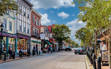 BARBOR, MAINE - 1 Eylül 2022: Maine kıyısındaki Bar Harbor 'da sadece 5.000 kişi yaşıyor ama yolcu gemileri yılda 250.000 turist getiriyor..