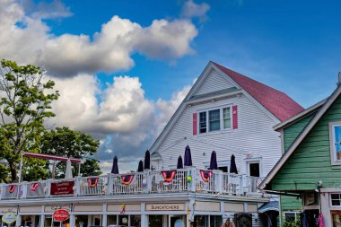BARBOR, MAINE - 1 Eylül 2022: Maine kıyısındaki Bar Harbor 'da sadece 5.000 kişi yaşıyor ama yolcu gemileri yılda 250.000 turist getiriyor..