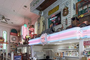 BARBOR, MAINE - 1 Eylül 2022: Maine kıyısındaki Bar Harbor 'da sadece 5.000 kişi yaşıyor ama yolcu gemileri yılda 250.000 turist getiriyor..