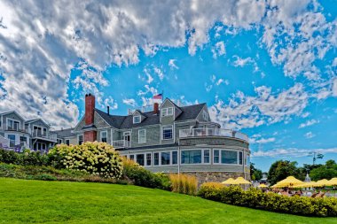 BARBOR, MAINE - 1 Eylül 2022: Maine kıyısındaki Bar Harbor 'da sadece 5.000 kişi yaşıyor ama yolcu gemileri yılda 250.000 turist getiriyor..