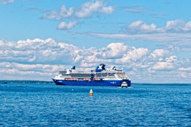 BARBOR, MAINE - 1 Eylül 2022: Maine kıyısındaki Bar Harbor 'da sadece 5.000 kişi yaşıyor ama yolcu gemileri yılda 250.000 turist getiriyor..