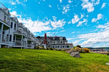BARBOR, MAINE - 1 Eylül 2022: Maine kıyısındaki Bar Harbor 'da sadece 5.000 kişi yaşıyor ama yolcu gemileri yılda 250.000 turist getiriyor..