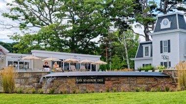BARBOR, MAINE - 1 Eylül 2022: Maine kıyısındaki Bar Harbor 'da sadece 5.000 kişi yaşıyor ama yolcu gemileri yılda 250.000 turist getiriyor..