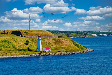 HALIFAX, NOVA SCOTIA - 2 Eylül 2022: Halifax, büyük bir liman ve yolcu gemisi limanı olmasının yanı sıra, ilkbahardan sonbaharın sonlarına doğru pek çok turizm merkezi konumundadır..