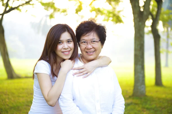 Asiatico anziano madre con suo figlia — Foto Stock