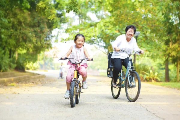 Famiglia divertimento all'aperto — Foto Stock