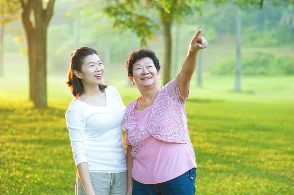 Asian senior mother with her daughter — Stock Photo, Image