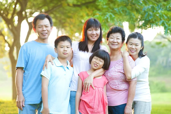 Família ao ar livre com grande sorriso — Fotografia de Stock