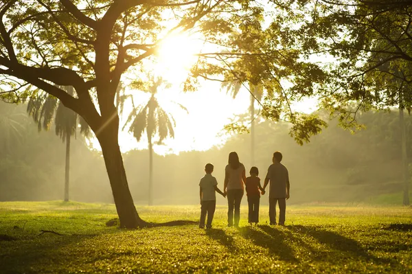 Camminando verso la luce — Foto Stock