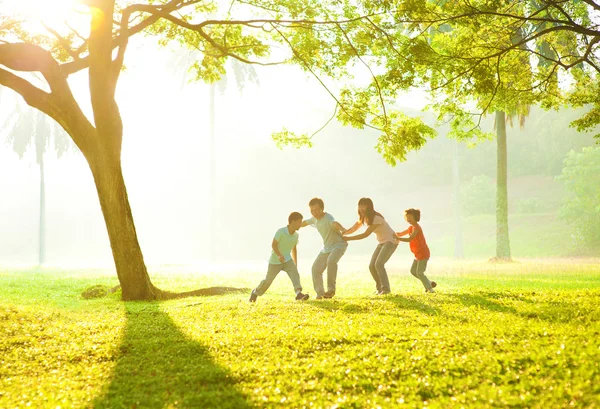 Asiática familia al aire libre diversión — Foto de Stock