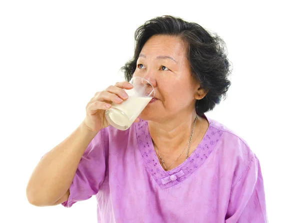콩 우유를 마시는 — 스톡 사진