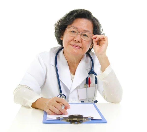 Asiatico anziano donna medico — Foto Stock