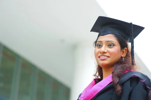 Genç Hintli kadın mezunu — Stok fotoğraf