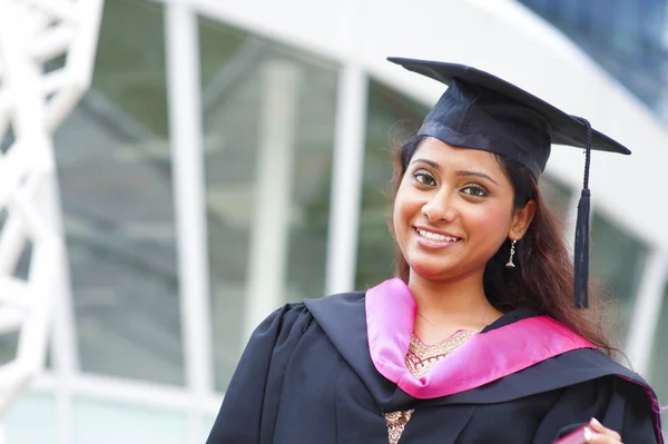 Indiase vrouwelijke afgestudeerde student — Stockfoto