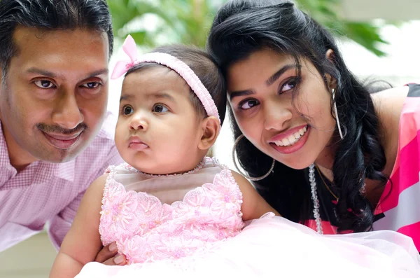 Indyjski rodzice i dziecko dziewczynka — Zdjęcie stockowe