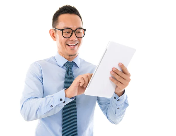 Ασιατικές άνδρα χαμογελώντας με υπολογιστή δισκίο — Φωτογραφία Αρχείου