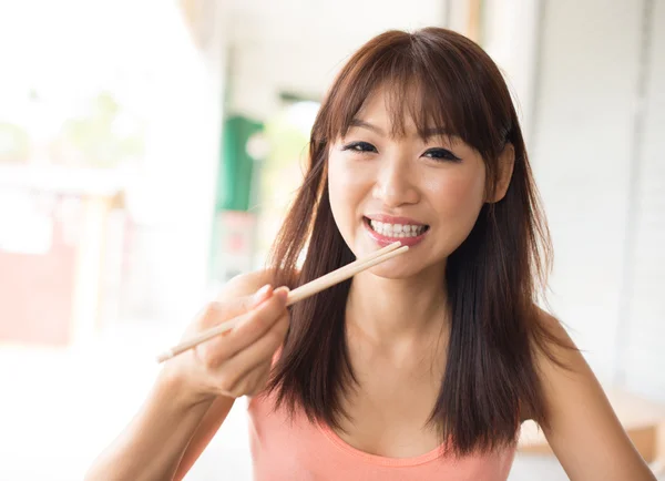 Ásia mulher comer — Fotografia de Stock