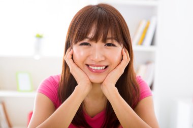 Asyalı kız yüzünü holding