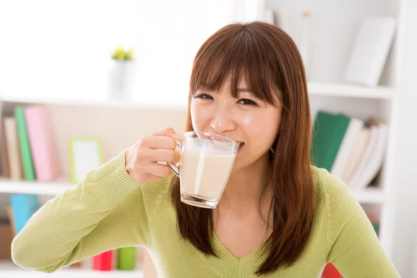 Beber leche de soja —  Fotos de Stock