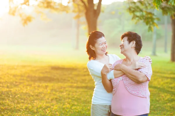 Asiatico madre con figlia — Foto Stock