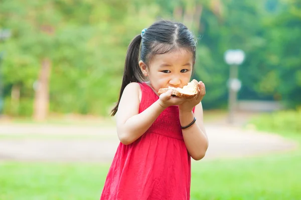 Sandwich essen — Stockfoto