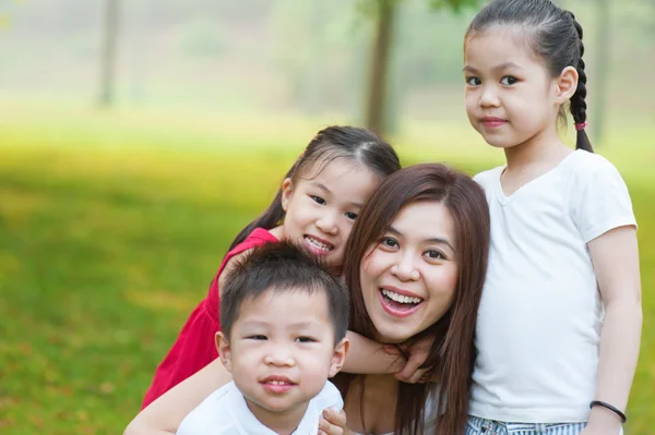 Asiática mãe e filhos — Fotografia de Stock