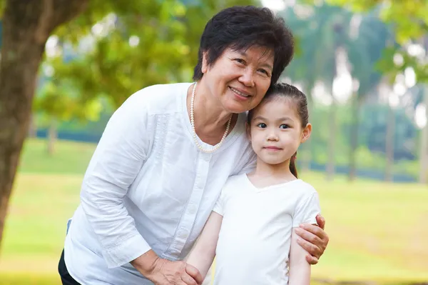 Asya büyükbaba veya büyükanne ve torunu — Stok fotoğraf