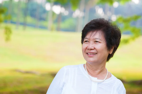 Aziatische senior vrouw — Stockfoto