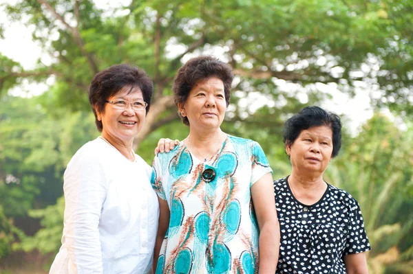 Tre donne asiatiche anziane — Foto Stock