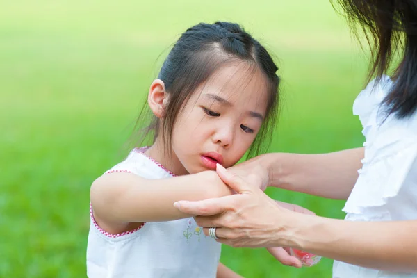 Checking wound — Stock Photo, Image