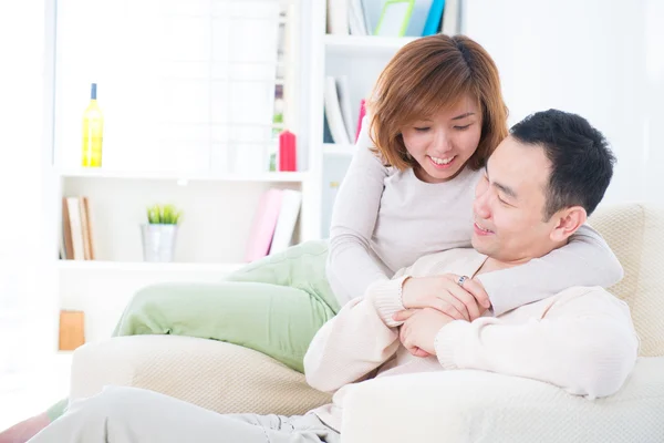 Ázsiai pár miután édes beszélni — Stock Fotó